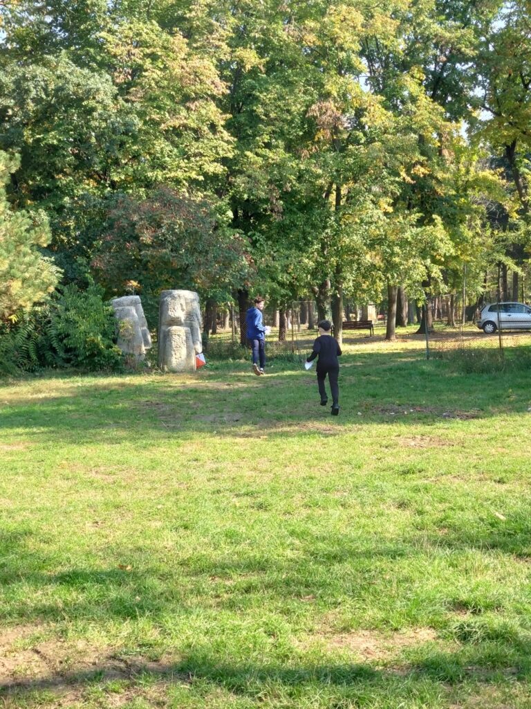 Sprint Orienteering in the O SIGN Project: competitors during the race, friends at the end